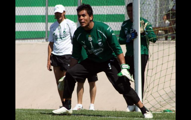 El arquero de Santos Laguna, Oswaldo Sánchez, durante sesión de entrenamiento previo a su encuentro con Pumas. ESPECIAL  /