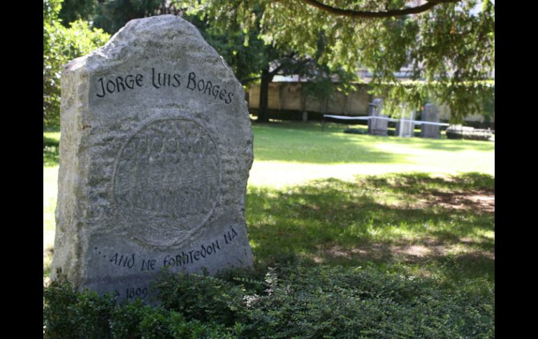 La lápida de la tumba de Jorge Luis Borges (1899-1986) en el cementerio de Plainpalais, en Ginebra. EFE  /