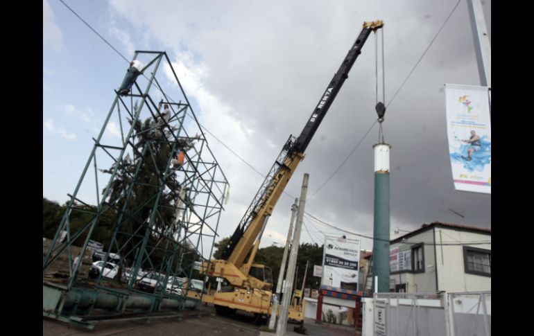 El Ayuntamiento tapatío retiró ocho espectaculares irregulares en la zona de La Minerva. A. HINOJOSA  /