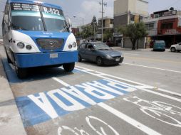 La ciclovía de Circunvalación Agustín Yáñez cuenta con señalamientos para paradas de unidades del transporte público. A. HINOJOSA  /