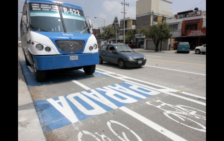 La ciclovía de Circunvalación Agustín Yáñez cuenta con señalamientos para paradas de unidades del transporte público. A. HINOJOSA  /