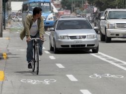 A pesar de que Vialidad incluyó una ciclovía en el tramo de Circunvalación Agustín Yáñez, los autos no respetan. A. HINOJOSA  /