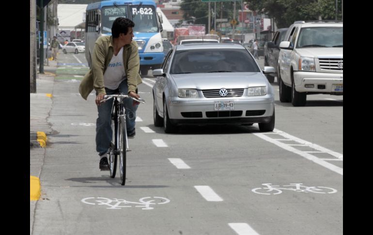 A pesar de que Vialidad incluyó una ciclovía en el tramo de Circunvalación Agustín Yáñez, los autos no respetan. A. HINOJOSA  /