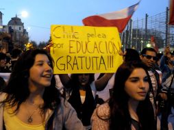 Estudiantes uruguayos en Montevideo portan carteles de apoyo a los manifestantes chilenos que exigen educación gratuita. AP  /