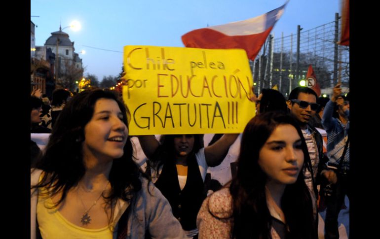 Estudiantes uruguayos en Montevideo portan carteles de apoyo a los manifestantes chilenos que exigen educación gratuita. AP  /