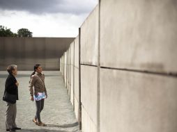 Turistas visitan parte reconstruida del muro de Berlín en el Monumento a la pared en la Bernauer Strasse en Berlín. AP  /