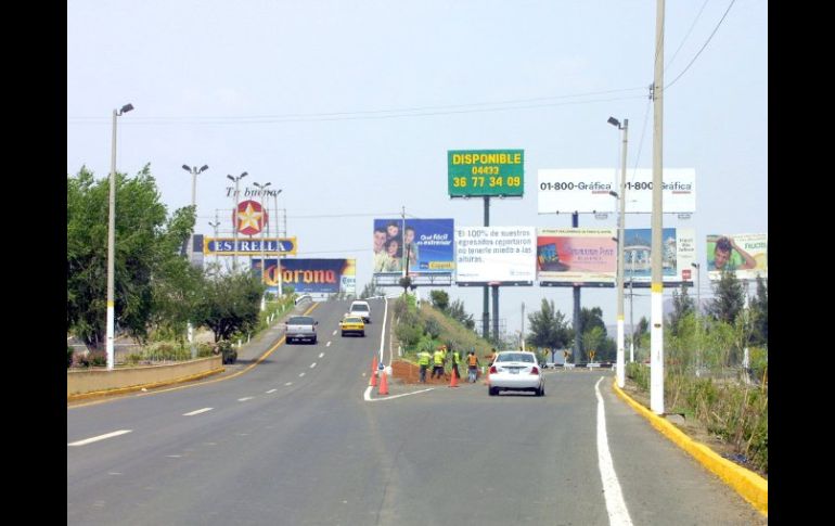 La administración municipal irá tras los anuncios en la Carretera a Chapala y la avenida Prolongación López Mateos. ARCHIVO  /