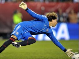 Foto del portero mexicano Guillermo Ochoa en acción durante el pasado partido amistoso México-EU el 10 del presente. AFP  /