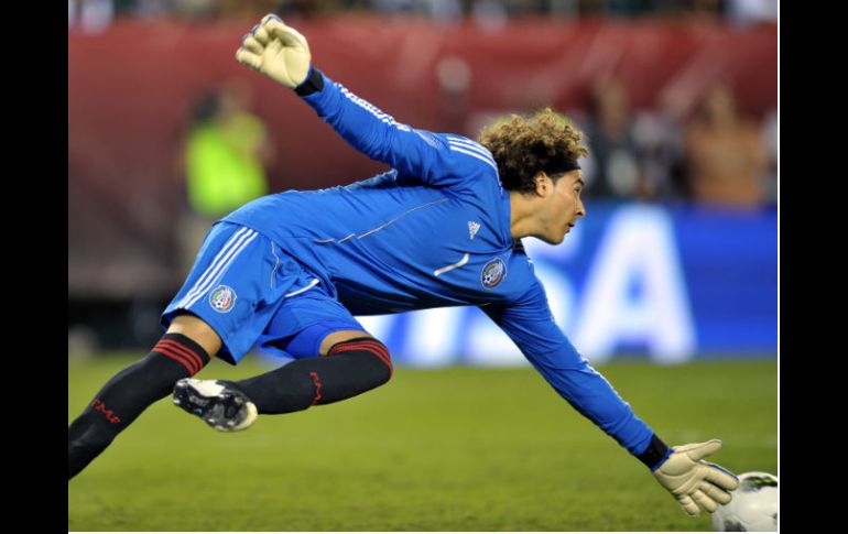 Foto del portero mexicano Guillermo Ochoa en acción durante el pasado partido amistoso México-EU el 10 del presente. AFP  /