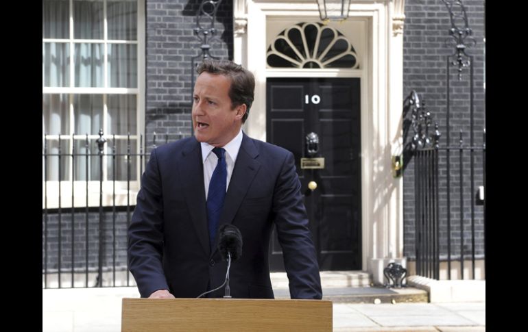 El primer ministro británico, David Cameron, se dirige a los periodistas. EFE  /