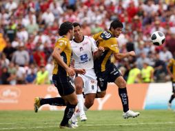 Pablo Aguilar (D) del Club San Luis pelea por el balón en el torneo Apertura. MEXSPORT  /