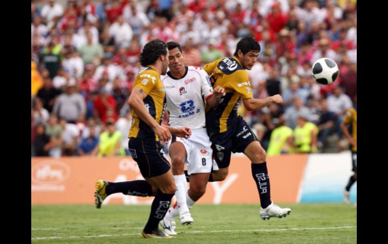 Pablo Aguilar (D) del Club San Luis pelea por el balón en el torneo Apertura. MEXSPORT  /