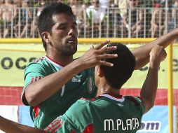 El jugador mexicano, Morgan Plata (D), celebra con su compañero su triunfo ante los galos.EFE  /