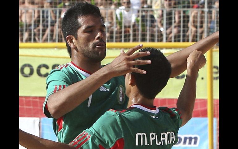 El jugador mexicano, Morgan Plata (D), celebra con su compañero su triunfo ante los galos.EFE  /