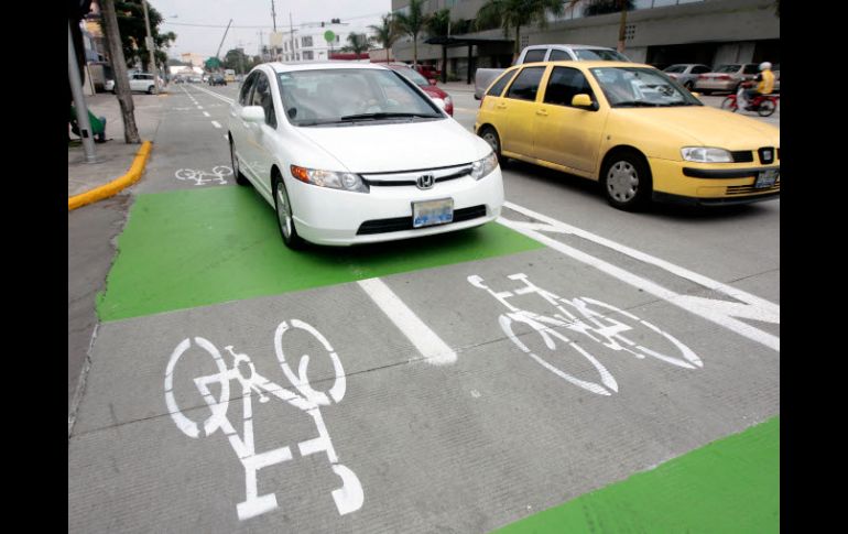 La SVyT puso señalización e inauguró ayer  la avenida Agustín Yañez que fue pavimentada por el Ayuntamiento tapatío. A. HINOJOSA  /