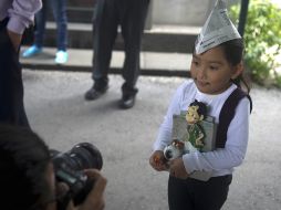 Arumi Soto, de 5 años, asistió al cementerio disfrazada como el cómico mexicano. AFP  /