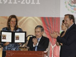 Margarita Zavala, Pablo Reyes y Mario Moreno Ivanova durante la ceremonia de cancelación del timbre postal. EL UNIVERSAL  /