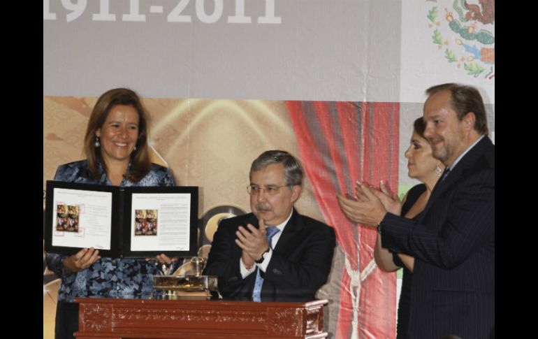 Margarita Zavala, Pablo Reyes y Mario Moreno Ivanova durante la ceremonia de cancelación del timbre postal. EL UNIVERSAL  /