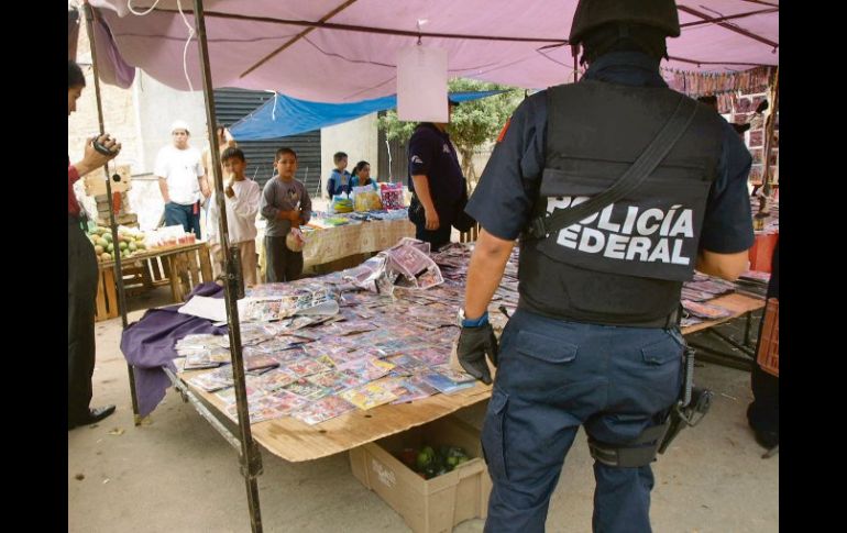 Los elementos de la Polocía Federal realizaron el decomiso en cuatro tianguis. ESPECIAL  /