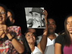 Una mujer levanta una imagen de Fidel Castro durante la ceremonia ofrecida en La Habana. EFE  /