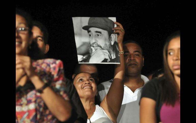 Una mujer levanta una imagen de Fidel Castro durante la ceremonia ofrecida en La Habana. EFE  /