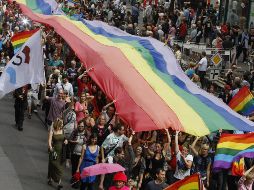 Imagen de las personas que participan en el desfile del Orgullo Gay en el centro de Praga. AP  /