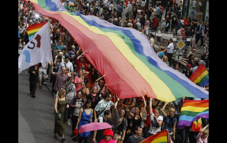 Imagen de las personas que participan en el desfile del Orgullo Gay en el centro de Praga. AP  /