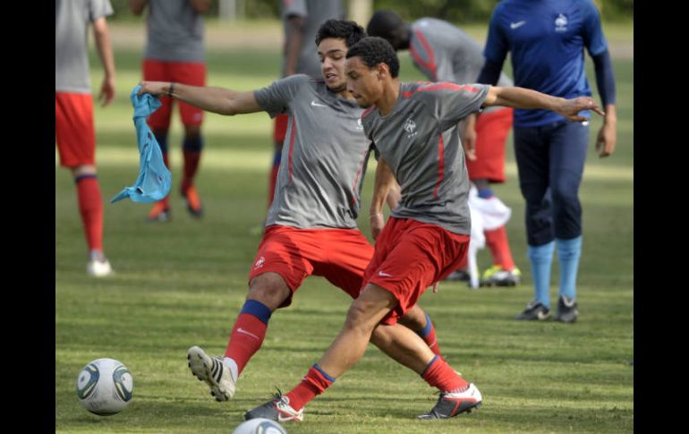 Clement Grenier (izq) y Francis Coquelin durante un entrenamiento de la selección francesa en Cali, Colombia. EFE  /