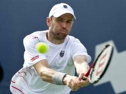 Mardy Fish regresa un pase al serbio Janko Tipsarevic durante su encuentro en el torneo. AP  /