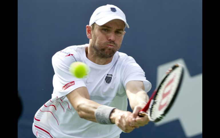 Mardy Fish regresa un pase al serbio Janko Tipsarevic durante su encuentro en el torneo. AP  /