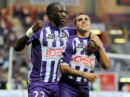 El mediocampista del Toulouse, Paulo Machado (d) celebra un gol de su equipo durante el enfrentamiento. AFP  /