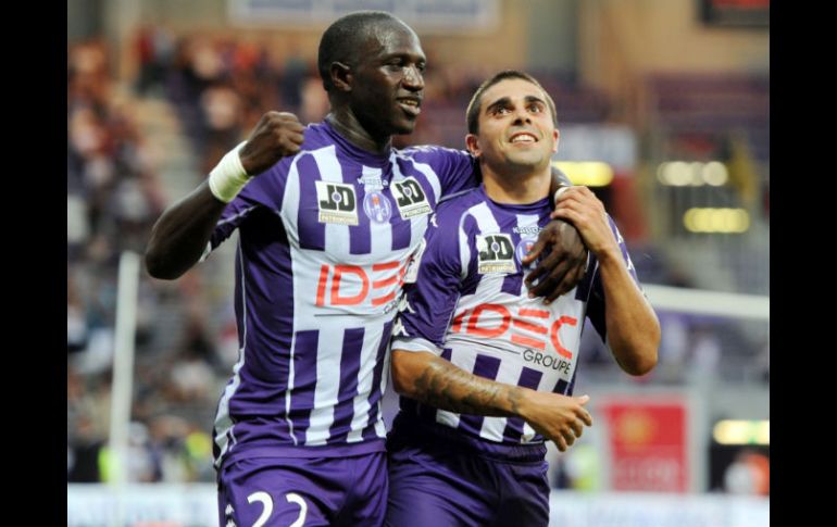 El mediocampista del Toulouse, Paulo Machado (d) celebra un gol de su equipo durante el enfrentamiento. AFP  /