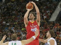 El pívot de la selección española, Pau Gasol (C), lanza a canasta ante la defensa del pívot, Marijonas Petravicius (I). MEXSPORT  /