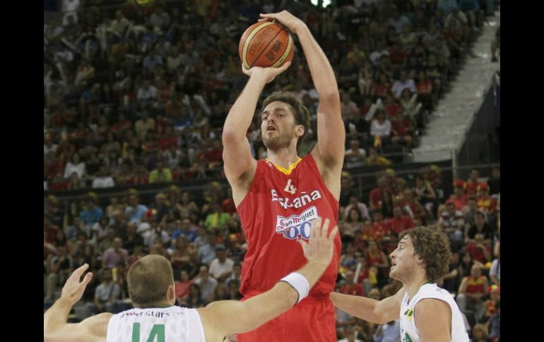 El pívot de la selección española, Pau Gasol (C), lanza a canasta ante la defensa del pívot, Marijonas Petravicius (I). MEXSPORT  /