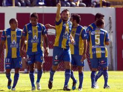 Christian Sanchez (4) de San Luis celebrando un gol durante la quinta jornada del Apertura. MEXSPORT  /