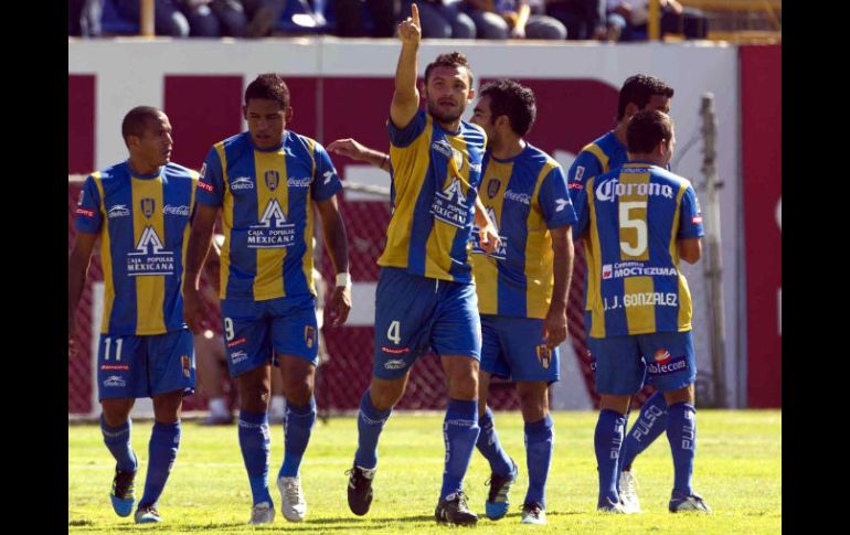 Christian Sanchez (4) de San Luis celebrando un gol durante la quinta jornada del Apertura. MEXSPORT  /