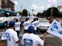 Voluntarios impulsan la presencia albiazul en cruceros de la ciudad. A. HINOJOSA.  /