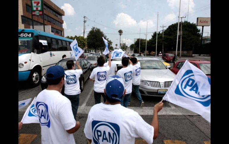 Voluntarios impulsan la presencia albiazul en cruceros de la ciudad. A. HINOJOSA.  /