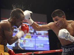 Abner Mares mete un derechazo al rostro del ghanés Joseph Agbeko. REUTERS  /