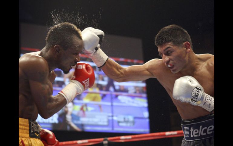 Abner Mares mete un derechazo al rostro del ghanés Joseph Agbeko. REUTERS  /