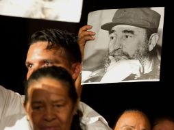 Varios cubanos alzan la imagen del líder cubano Fidel Castro. AFP  /