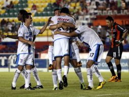 Jugadores del Querétaro celebran una anotación ante el Atlante. EFE  /