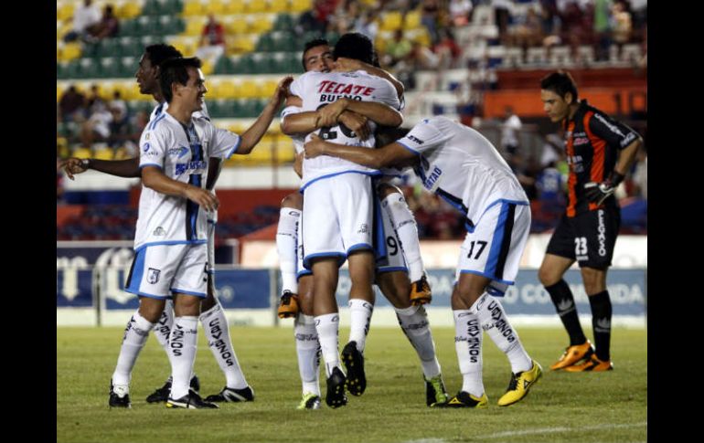 Jugadores del Querétaro celebran una anotación ante el Atlante. EFE  /