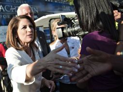 Michele Bachmann saluda a sus partidarios después de su victoria en el sondeo de Iowa. REUTERS  /