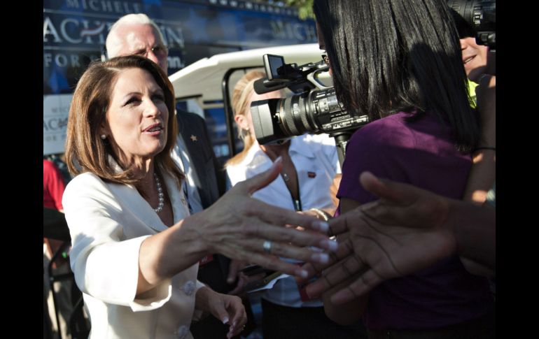 Michele Bachmann saluda a sus partidarios después de su victoria en el sondeo de Iowa. REUTERS  /