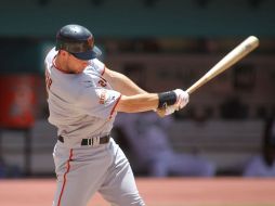 Brandon Belt, de los Gigantes de San Francisco, golpea un 'home run' en el estadio Sun Life. AFP  /