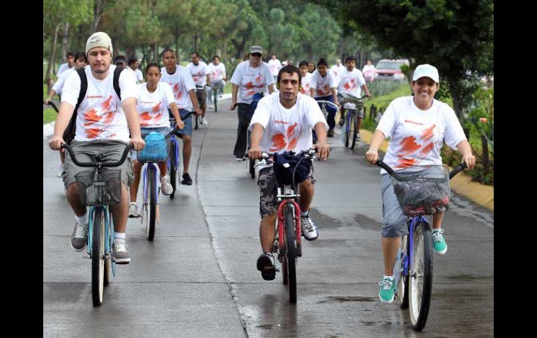 Más de un centenar de ciclistas partieron para festejar en el paseo dominical la cercanía de los Panamericanos. E. PACHECO.  /