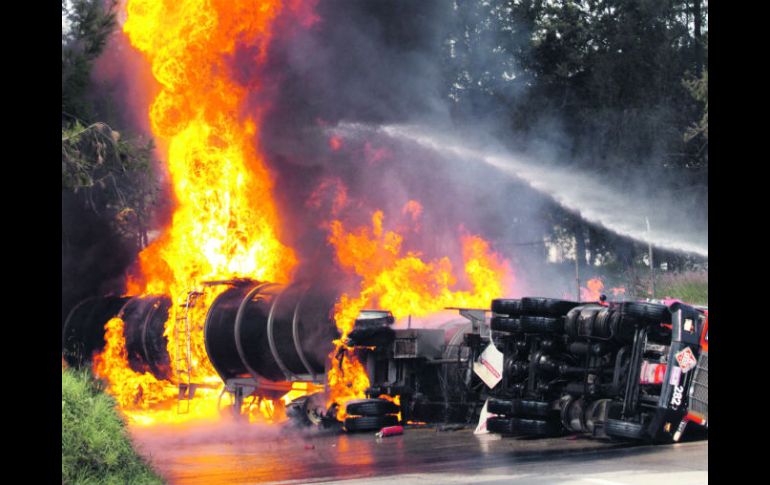 La pipa explotó en frente del estadio “Cuauhtémoc” en la ciudad de Puebla. EL UNIVERSAL  /