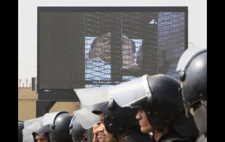 La reanudación del juicio, transmitido en sitios públicos, desató enfrentamientos entre simpatizantes y detractores. AP  /