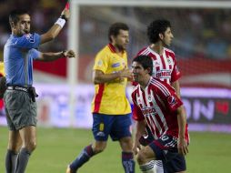 El árbitro, Juan Medrano, expulsa al jugador de las Chivas, Jonny Magallón, en encuentro ante el Morelia. MEXSPORT  /